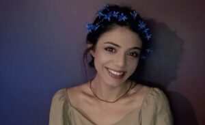 Güliz Aybay Instagram - 🌸🌸 tanıdığım en güçlü,en güzel kadından gelen mor sümbüller başıma taç oldu @senizcakirrr 💜💜