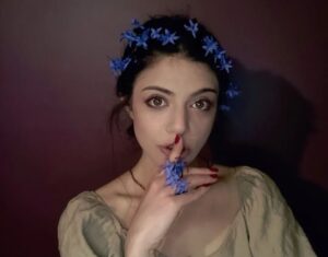 Güliz Aybay Instagram - 🌸🌸 tanıdığım en güçlü,en güzel kadından gelen mor sümbüller başıma taç oldu @senizcakirrr 💜💜