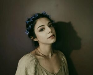 Güliz Aybay Instagram - 🌸🌸 tanıdığım en güçlü,en güzel kadından gelen mor sümbüller başıma taç oldu @senizcakirrr 💜💜