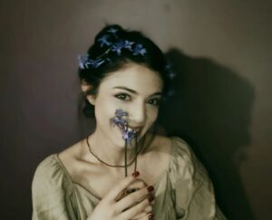 Güliz Aybay Instagram - 🌸🌸 tanıdığım en güçlü,en güzel kadından gelen mor sümbüller başıma taç oldu @senizcakirrr 💜💜