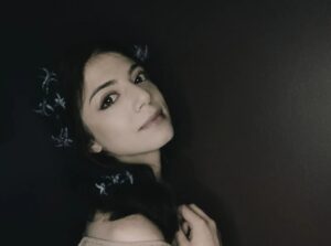 Güliz Aybay Instagram - 🌸🌸 tanıdığım en güçlü,en güzel kadından gelen mor sümbüller başıma taç oldu @senizcakirrr 💜💜
