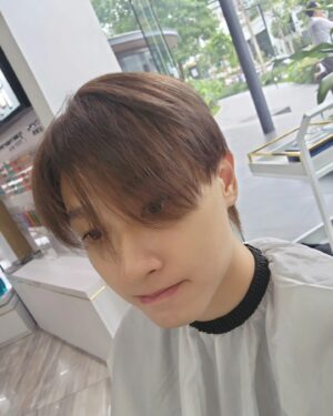 Gun Napat Na Ranong Instagram - Good Bye Red head 🩸... 🤟 New look for the second half of 24 by @theutha54
ขอบคุณผมแดงที่อยู่ถ่ายหนัง ถ่ายงาน มาด้วยกันครึ่งปี ได้เวลาmove onไปต่อแล้ว 😂