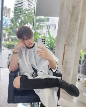 Gun Napat Na Ranong Instagram - Good Bye Red head 🩸... 🤟 New look for the second half of 24 by @theutha54
ขอบคุณผมแดงที่อยู่ถ่ายหนัง ถ่ายงาน มาด้วยกันครึ่งปี ได้เวลาmove onไปต่อแล้ว 😂