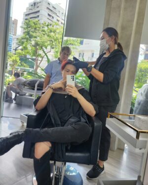 Gun Napat Na Ranong Instagram - Good Bye Red head 🩸... 🤟 New look for the second half of 24 by @theutha54
ขอบคุณผมแดงที่อยู่ถ่ายหนัง ถ่ายงาน มาด้วยกันครึ่งปี ได้เวลาmove onไปต่อแล้ว 😂