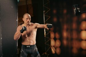 Gunnar Nelson Instagram - Some media but overall a quiet and good day in London. The day was wrapped up with a late session at @london_grapple 💥

3 more sleeps!