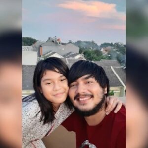 Guntara Hidayat Instagram - Barakallahu fii umrik
wilujeng tepang taun  kk yaya sayang.
Semoga Allah memberikanmu umur yang panjang dan keberkahan dalam hidup kk
Serta diberikan rizki yang berkah dan hati yang selalu bersyukur dan semoga kelak menjadi anak yang salihah.
 Selamat ya kk sayang, sekarang sudah semakin besar, semakin cantik dan makin baik hati jangan cemberut wae...nurut ama papa n mama
sekolah nya makin pinter...ngaji n sholat nya makin getol yah