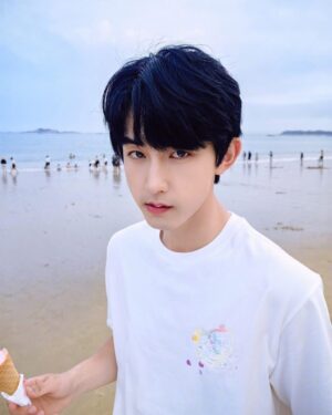 Guo Junchen Instagram - Catching some rays, some waves and some favs.