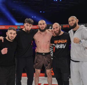 Guram Kutateladze Instagram - Поздравляю моих братьев с бесспорной победой, два восхитительных нокаута. Обрадовали @baysangurmakaev и @zelim_zubairaev . Слава Богу.  Пусть это будет продолжением вашего уникального пути к блестящей карьере! 

P. S. 
Пожалуйста, оставьте провокационные комментарии для себя. 😂