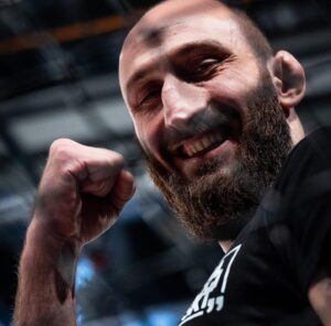 Guram Kutateladze Instagram - Поздравляю моих братьев с бесспорной победой, два восхитительных нокаута. Обрадовали @baysangurmakaev и @zelim_zubairaev . Слава Богу.  Пусть это будет продолжением вашего уникального пути к блестящей карьере! 

P. S. 
Пожалуйста, оставьте провокационные комментарии для себя. 😂