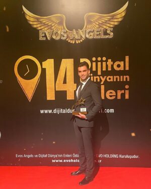 Gürbey İleri Instagram - Eylül ayında kapağı olduğum Evos Angels dijital dergisinin “Dijital Dünyanın En’leri” ödül töreninde takipçileri tarafından “Yılın En İyi Erkek Oyuncu” ödülüne layık gördükleri için tüm Evos Angels ailesine teşekkür ediyorum. @evosangels @evrimeyaslak @eyaslak @asli.islamoglu #actor#oyuncu#odultoreni#bestactor#sinema
