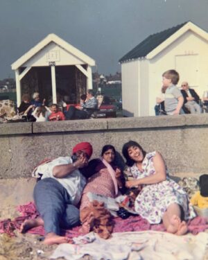 Gurinder Chadha Instagram - Ah remember those days out at the seaside with your parents and bag fulls Allu parantas and achar! As a kid I used to be mortified when they pulled out the indian food now I suspect the whole beach would want some! ❤️☀️😊 #british #summer