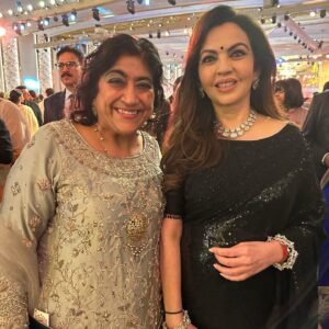 Gurinder Chadha Instagram - Thank you #mumbai for an awesome week! We will miss you ❤️🥳🇮🇳🙏🏾 @amirkhanactor_  @aliaabhatt @arrahman @officenitaambani @sachintendulkar @sairabanu @ikabirbedi @sidsriram #elco #panipuri #paubhaji #indianstreetfood