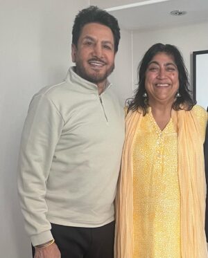 Gurinder Chadha Instagram - Getting ready to see this legend @gurdasmaan tomorrow @OVOArena he always puts on such a heartfelt energy driven show that immediately connects the audience with generations of ancestors through the magic of our sacred #Punjabi language 🙏🏾❤️ see you there ❤️🙏🏾