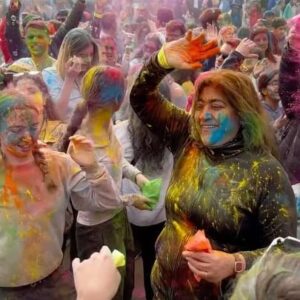 Gurinder Chadha Instagram - Loved celebrating #Holi then this song came on from #legendOfBhagatSingh and I got lost in immense gratitude to our Shaheed Nurjawans. what would they have made of us celebrating so joyously in the heart of London 100 years after they died for #freedom from the Raj. @ajaydevgn 🇮🇳