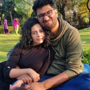 Gursimran Khamba Instagram - Stay home and stay safe everyone! We’ll make it through with our loved ones 😊🙏 #prequarantinephotos #lockdown