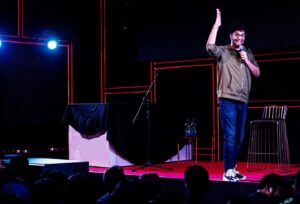 Gursimran Khamba Instagram - No idea what joke I’m doing in the first picture but I remember mentally thinking “get up get up don’t crease the sneakers” in the second one 😁

Pictures from the kickoff show of the #lemonsandpeaches tour! #bangalore #waverunners700 #standupcomedy