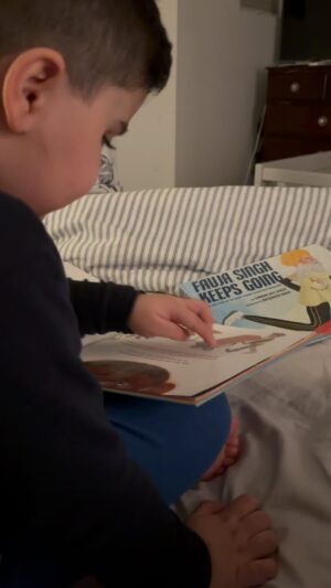 Gurvinder Sihra Instagram - Veer learning to read his favorite bedtime book “The Hockey Skates.” 🏒 

📕 “The Hockey Skates” 
✏️ @karl.subban @subbanator