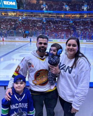 Gurvinder Sihra Instagram - GAME 7 READY @canucks 

GO CANUCKS GO 💚💙

#Canucks