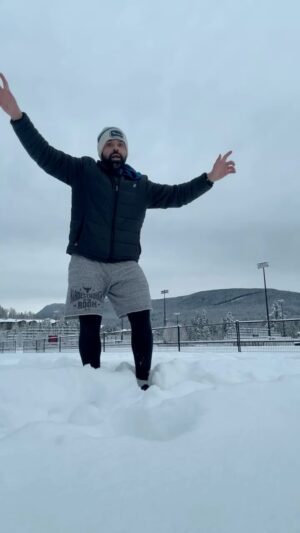 Gurvinder Sihra Instagram - Bhangra hits differently in the snow after a 4 mile run 🏃🏽‍♂️ ❄️ 

@jazzyb 

#punjabi #bhangra