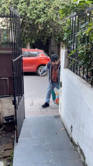 Gustavo Becerra Instagram - Me llego el mejor Carbón muchachos. Dos tipos de carbón . El Premium es maravilloso te dura 4 horas.  No se desquebraja. Weno weno weno.