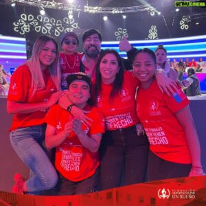 Gustavo Becerra Instagram - Hoy junto a nuestra presidenta @sandracorralesfdpus y nuestros embajadores de la vida visitamos el set de @ahoracaigochile , ya que nuestro querido @gusactor participará en este programa representando a la Fundación Deportistas por un Sueño ❤️.

Queremos agradecerle enormemente a Gustavo por considerarnos en esta oportunidad. ¡Dar a conocer la fundación es importante, pues hay muchas familias que necesitan de nosotros pero que no saben que existimos! Grande Gustavo, te queremos muchísimo ❤️ ya son años apoyándonos en esta gran misión de mejorar la calidad de vida de nuestros grandes guerreros y guerreras 😍.

¡Atentos a los próximos episodios! Que se vienen cositas espectaculares 💪🏼❤️

Recordemos siempre que: ¡LOS NIÑOS COMPLEJOS Y TERMINALES TAMBIÉN TIENEN DERECHO: AL AMOR, AL RESPETO Y A LA DIGNIDAD ❤️!
