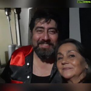 Gustavo Becerra Instagram - Anoche fue un gran cumpleaños de un tremendo actor, cantante y un súper amigo...mil felicidades querido @gusactor de @swingdelmono el @guatondelafrutaofic 😊  gracias por tu alegría y compartirnos tu día, fue hermoso el show, mis amados @losramblers_oficial @swingdelmono  e @imsonasty en su papel de Raffaella Carrá y Marilyn  Monroe y ver a tus papás bailando Rock&Roll, fue muy hermoso y hermoso también fue que compartieran escenario con otro cumpleañero .. con @ninomacpherson  felicidades a ambos. 
Me faltó fotito con mi bello @rodrigo.mezacastro 🙂

#felizcumpleaños #amistad #artistaschilenos #showenvivo envivo #actores #teatro #Arte #Cultura