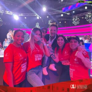 Gustavo Becerra Instagram - Hoy junto a nuestra presidenta @sandracorralesfdpus y nuestros embajadores de la vida visitamos el set de @ahoracaigochile , ya que nuestro querido @gusactor participará en este programa representando a la Fundación Deportistas por un Sueño ❤️.

Queremos agradecerle enormemente a Gustavo por considerarnos en esta oportunidad. ¡Dar a conocer la fundación es importante, pues hay muchas familias que necesitan de nosotros pero que no saben que existimos! Grande Gustavo, te queremos muchísimo ❤️ ya son años apoyándonos en esta gran misión de mejorar la calidad de vida de nuestros grandes guerreros y guerreras 😍.

¡Atentos a los próximos episodios! Que se vienen cositas espectaculares 💪🏼❤️

Recordemos siempre que: ¡LOS NIÑOS COMPLEJOS Y TERMINALES TAMBIÉN TIENEN DERECHO: AL AMOR, AL RESPETO Y A LA DIGNIDAD ❤️!