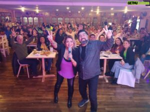Gustavo Becerra Instagram - Noche redonda llena de humor, risas y música en compañía del Gran @gusactor y nuestra amiga @pamerousse_cantante‼️ 

Gracias a todos quienes nos acompañaron 💝

#standupcomedy #humor #karaoke #panorama #porvenir #tierradelfuego #magallanes #mesonaustral #eventos #risas