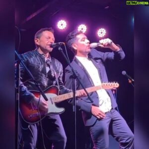 Gustavo Becerra Instagram - Anoche fue un gran cumpleaños de un tremendo actor, cantante y un súper amigo...mil felicidades querido @gusactor de @swingdelmono el @guatondelafrutaofic 😊  gracias por tu alegría y compartirnos tu día, fue hermoso el show, mis amados @losramblers_oficial @swingdelmono  e @imsonasty en su papel de Raffaella Carrá y Marilyn  Monroe y ver a tus papás bailando Rock&Roll, fue muy hermoso y hermoso también fue que compartieran escenario con otro cumpleañero .. con @ninomacpherson  felicidades a ambos. 
Me faltó fotito con mi bello @rodrigo.mezacastro 🙂

#felizcumpleaños #amistad #artistaschilenos #showenvivo envivo #actores #teatro #Arte #Cultura