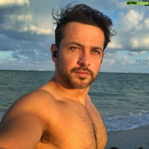 Gustavo Egelhaaf Instagram - Momento exacto en el que me estaba dando el airecito de la Rosa de Guadalupe... luego apareció una rosa blanca y por fin entendí que la vida se hizo para cantar “no puedo olvidarme de ti” de MDO en la peda.