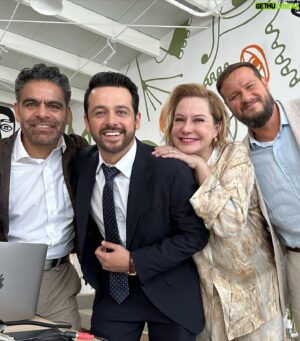 Gustavo Egelhaaf Instagram - DUMP DE FOTOS DE - UN BUEN DIVORCIO 🧡 Ya disponible por @vix todos los capítulos. ¡No se la pierdan! 

Muchas personas talentosas y muy amadas en esta producción! Gracias siempre @billyrovzar @ericasanchezsu @jero_rod @ponchuspineda @elrovzar y a la familia de VIX por apostar a hacer cosas chingonas! Que bonita serie hicimos. Gracias por apostar por mi para interpretar a DAVID ORTIZ BATIZ 😎

Gracias siempre @claudiaalvarezo @esmepimentel @anabelferreirab @artus @rafaelsnavarro_ @carmenbeatok @adrian_f_vazquez @arathaquino11 @valeria.santaella @erick.y.edmundo y a todo el equipo de cada capítulo! Todos @monicadionne @tamaravallarta @crismagaloni @luisarrieta_ @diegoruzzarin @adrianamontesdeo @bigdanmx @ursulapruneda @carmenbaque (y los que no alcancé a taggear) Son espectaculares y aprendí de ustedes todos los días! Son chingonxs!!! 🙌🏼🔥

Larga vida a UN BUEN DIVORCIO ♥️