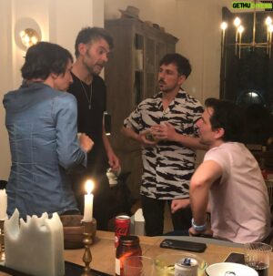 Gustavo Egelhaaf Instagram - Hoy le digo adiós a @sietevecesadios y la neta siento un agradecimiento muy profundo y un amor muy grande hacia esta historia. Literal, me cambió la vida. 
Me hice de una nueva familia, amigos entrañables, seguidorxs leales y de MUCHO AMOR!!! ♥️ por todos lados mucho amor, en el escenario y debajo de él. 
Gracias a TODXS quienes han interpretado, trabajado o colaborado en esta obra (saben quienes son) los llevo en mi corazón para siempre! 
Gracias @alanestrada por tu guía, tus chistes, tu energía desbordada y por tu amistad, desde el fondo de mi corazón, te quiero mucho! Juntos nos hicimos.
Gracias @salvador_so por ser mi faro a la hora de buscar refugio y por tu sonrisa, @vince_miranda por ser un compañero tan amoroso y el gran Él que pronto harás y @jannettechao por tu inigualable apoyo, energía y amor, nada sería igual sin ti.

Gracias @fernandacga por aventarte conmigo a crear algo que no teníamos idea a qué puerto iba a llegar pero que hicimos siempre JUNTOS. Algo como lo nuestro no existe. Gracias @paulette_hdez por ser una actriz tan emocionante y arrolladora, por escucharme, por tu amistad y tu amor. Fe afo. Gracias @martinsaracho por ser mi único Él jejeje por ser tan compartido y generoso en el escenario, verte trabajar y hacerlo a tu lado es increíble! Te adoro 💙

Gracias a mis amores @aguacate_berzunzakurczyn @cesarenriquezcabaret y @valerozavera por enseñarme las muchas dimensiones, voces y formas que tiene el amor, aveces las cosas sí salen como uno espera señoras del Oxxo. 😘
Gracias @cosmefulanito y @dandelgado por su apoyo, paciencia y comprensión. Perdón por todo lo que no pude y de nada por todo lo que sí jejejej les quiero, admiro y respeto mucho! Gracias por siempre estar ahí para mi. 🫶🏼

Gracias a todxs los cantantes y músicos, no importa donde estemos ni a donde vayamos, siempre seremos familia! Producción, vestuario, audio, a todos LOS AMO! Gracias @kaobonita por ser el genio detrás de la lámpara. 

Y GRACIAS A USTEDES QUE FUERON A VERNOS! MIL VECES GRACIAS! El teatro solo existe cuando la comunión del público y el escenario convergen. Gracias por su cariño y amor. MUCHAS MUCHAS GRACIAS!!! 

Adiós adiós adiós adiós adiós adiós adiós ♥️