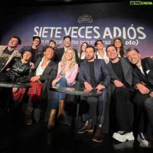 Gustavo Egelhaaf Instagram - Hoy le digo adiós a @sietevecesadios y la neta siento un agradecimiento muy profundo y un amor muy grande hacia esta historia. Literal, me cambió la vida. 
Me hice de una nueva familia, amigos entrañables, seguidorxs leales y de MUCHO AMOR!!! ♥️ por todos lados mucho amor, en el escenario y debajo de él. 
Gracias a TODXS quienes han interpretado, trabajado o colaborado en esta obra (saben quienes son) los llevo en mi corazón para siempre! 
Gracias @alanestrada por tu guía, tus chistes, tu energía desbordada y por tu amistad, desde el fondo de mi corazón, te quiero mucho! Juntos nos hicimos.
Gracias @salvador_so por ser mi faro a la hora de buscar refugio y por tu sonrisa, @vince_miranda por ser un compañero tan amoroso y el gran Él que pronto harás y @jannettechao por tu inigualable apoyo, energía y amor, nada sería igual sin ti.

Gracias @fernandacga por aventarte conmigo a crear algo que no teníamos idea a qué puerto iba a llegar pero que hicimos siempre JUNTOS. Algo como lo nuestro no existe. Gracias @paulette_hdez por ser una actriz tan emocionante y arrolladora, por escucharme, por tu amistad y tu amor. Fe afo. Gracias @martinsaracho por ser mi único Él jejeje por ser tan compartido y generoso en el escenario, verte trabajar y hacerlo a tu lado es increíble! Te adoro 💙

Gracias a mis amores @aguacate_berzunzakurczyn @cesarenriquezcabaret y @valerozavera por enseñarme las muchas dimensiones, voces y formas que tiene el amor, aveces las cosas sí salen como uno espera señoras del Oxxo. 😘
Gracias @cosmefulanito y @dandelgado por su apoyo, paciencia y comprensión. Perdón por todo lo que no pude y de nada por todo lo que sí jejejej les quiero, admiro y respeto mucho! Gracias por siempre estar ahí para mi. 🫶🏼

Gracias a todxs los cantantes y músicos, no importa donde estemos ni a donde vayamos, siempre seremos familia! Producción, vestuario, audio, a todos LOS AMO! Gracias @kaobonita por ser el genio detrás de la lámpara. 

Y GRACIAS A USTEDES QUE FUERON A VERNOS! MIL VECES GRACIAS! El teatro solo existe cuando la comunión del público y el escenario convergen. Gracias por su cariño y amor. MUCHAS MUCHAS GRACIAS!!! 

Adiós adiós adiós adiós adiós adiós adiós ♥️