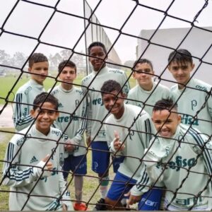 Gustavo Hofman Instagram - Endrick estava com 15 anos e jogava no time sub-20 do Palmeiras. Sua fama já era nacional, muitos torcedores aguardavam com grande expectativa o dia em que estrearia pelos profissionais.

Classificado para a final do principal campeonato sub-15 do Brasil, o Palmeiras já não contava com Endrick para a partida decisiva contra o Corinthians, seu arquirrival. O jovem atacante, então, procurou João Paulo Sampaio, coordenador da base do clube, e foi direto: “Quero jogar a final”.

Era algo que não fazia sentido, afinal, o promissor atacante estava treinando em categoria bem acima e já com os compromissos dessa equipe pela frente. Só que Endrick ainda era um adolescente e, como qualquer adolescente de 15 anos, também queria estar com seus amigos.

O pedido foi, na verdade, uma despedida. Endrick queria jogar pela última vez com seus companheiros desde o sub-11 porque sabia que, dali para frente, sua realidade seria outra.

Em 14 de novembro de 2021, Endrick entrou em campo na cidade de Porto Feliz, interior de São Paulo, pelo sub-15 do Palmeiras pela última vez. Marcou um gol, deu duas assistências e permitiu que Luis Guilherme, hoje jogador do West Ham, cobrasse o pênalti que abriu o placar da goleada de 5 a 0 para se tornar artilheiro da competição.

A história desse pedido feito por Endrick, relatada por fontes à ESPN, é o retrato da vida de um talento do futebol brasileiro, que desde os dez anos carregava responsabilidades de adulto e estava predestinado a brilhar. E ele sempre soube disso.

(Link para a matéria completa está nos stories)