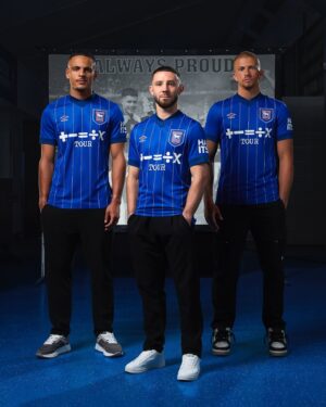 Gustavo Hofman Instagram - De volta à Premier League após 22 anos, o Ipswich Town garantiu uniformes de gala para marcar seu retorno. Belas camisas produzidas pela @umbro, com patrocínio, como acontece desde 2021, do Ed Sheeran - mais famoso torcedor do clube. #ipswich #ipswichtown #edsheeran