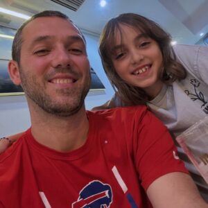 Gustavo Hofman Instagram - O tempo voa! Nove anos já. Amor na maior intensidade possível e dedicação máxima em tudo que faz. Desta vez nao teve nenhum torneio para me tirar de casa no seu aniversário! O joelho operado garantiu isso. Te amo, Martininha.
