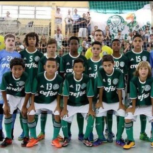 Gustavo Hofman Instagram - Endrick estava com 15 anos e jogava no time sub-20 do Palmeiras. Sua fama já era nacional, muitos torcedores aguardavam com grande expectativa o dia em que estrearia pelos profissionais.

Classificado para a final do principal campeonato sub-15 do Brasil, o Palmeiras já não contava com Endrick para a partida decisiva contra o Corinthians, seu arquirrival. O jovem atacante, então, procurou João Paulo Sampaio, coordenador da base do clube, e foi direto: “Quero jogar a final”.

Era algo que não fazia sentido, afinal, o promissor atacante estava treinando em categoria bem acima e já com os compromissos dessa equipe pela frente. Só que Endrick ainda era um adolescente e, como qualquer adolescente de 15 anos, também queria estar com seus amigos.

O pedido foi, na verdade, uma despedida. Endrick queria jogar pela última vez com seus companheiros desde o sub-11 porque sabia que, dali para frente, sua realidade seria outra.

Em 14 de novembro de 2021, Endrick entrou em campo na cidade de Porto Feliz, interior de São Paulo, pelo sub-15 do Palmeiras pela última vez. Marcou um gol, deu duas assistências e permitiu que Luis Guilherme, hoje jogador do West Ham, cobrasse o pênalti que abriu o placar da goleada de 5 a 0 para se tornar artilheiro da competição.

A história desse pedido feito por Endrick, relatada por fontes à ESPN, é o retrato da vida de um talento do futebol brasileiro, que desde os dez anos carregava responsabilidades de adulto e estava predestinado a brilhar. E ele sempre soube disso.

(Link para a matéria completa está nos stories)