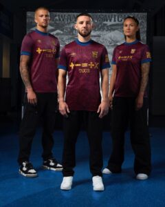 Gustavo Hofman Instagram - De volta à Premier League após 22 anos, o Ipswich Town garantiu uniformes de gala para marcar seu retorno. Belas camisas produzidas pela @umbro, com patrocínio, como acontece desde 2021, do Ed Sheeran - mais famoso torcedor do clube. #ipswich #ipswichtown #edsheeran