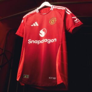 Gustavo Hofman Instagram - Novo uniforme principal do Manchester United, inspirado na camisa de 1952 utilizada pelos Busby Babes. Novo patrocinador principal também. Gostou? #manutd #manchesterunited #adidasfootball