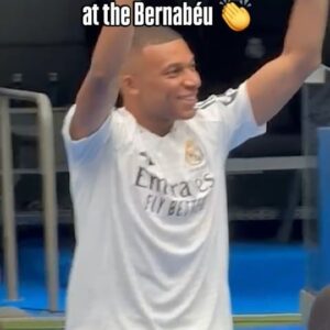 Gustavo Hofman Instagram - Kylian Mbappe walks out at the Bernabeu as a Real Madrid player 🤍

(via @gustavohofman)