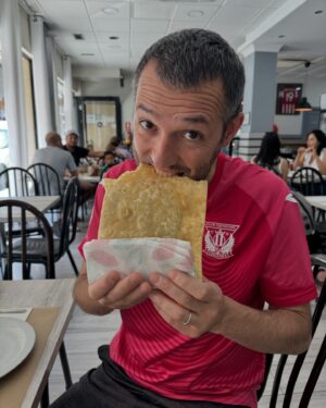 Gustavo Hofman Instagram - Pedacinho do Brasil em Madri! Estava tudo ótimo, @masqdelicia.oficial. Sábado de sol (e Euro daqui a pouco) com pastel delicioso. E pra quem gosta de futebol, não faltam camisas na parede. Em breve voltaremos. #brasil