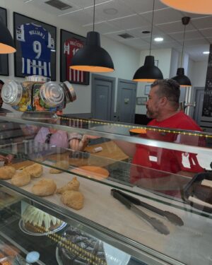 Gustavo Hofman Instagram - Pedacinho do Brasil em Madri! Estava tudo ótimo, @masqdelicia.oficial. Sábado de sol (e Euro daqui a pouco) com pastel delicioso. E pra quem gosta de futebol, não faltam camisas na parede. Em breve voltaremos. #brasil