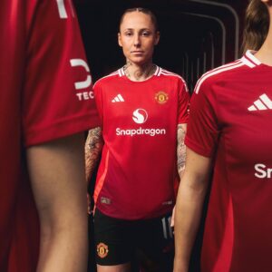 Gustavo Hofman Instagram - Novo uniforme principal do Manchester United, inspirado na camisa de 1952 utilizada pelos Busby Babes. Novo patrocinador principal também. Gostou? #manutd #manchesterunited #adidasfootball