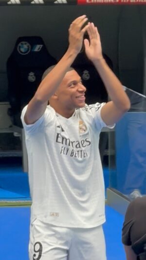 Gustavo Hofman Instagram - Finalmente, Kylian Mbappé entra no gramado do Santiago Bernabéu como madridista. #mbappe #realmadrid