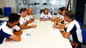 Gustavo Hofman Instagram - Reunião de Carlo Ancelotti e sua comissão técnica no primeiro dia de treinos do Real Madrid na temporada 2024-25. A legenda da foto é com vocês! #realmadrid #laliga