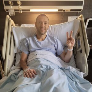 Gustavo Hofman Instagram - Chegou minha vez! Após tantos relatos de cirurgias e recuperação de jogadores brasileiros que já trouxe no podcast Futebol no Mundo, agora eu operei o joelho. Cirurgia para reconstrução do ligamento cruzado anterior do joelho esquerdo e sutura do menisco. Machuquei há um ano, em um lance simples jogando basquete; programei a operação para logo após o término da temporada europeia e também, na época, para conseguir cobrir o Mundial de Basquete. Agora serão longos meses de recuperação, muita fisioterapia, conciliando o trabalho para a temporada 2024-25 que já chega quente aqui em Madri com Kylian Mbappé e em breve Endrick. Desfalco o podcast e os programas da ESPN por alguns dias, mas logo volto para analisar tudo que acontecer na Euro, com textos diários no site da ESPN e participações no ESPNFC, além obviamente do Futebol no Mundo. E a jornada para o retorno às quadras começa agora.