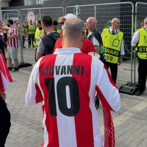Gustavo Hofman Instagram - Quatro fotos que ajudam a entender a relação do Olympiacos com o futebol brasileiro. #uecl