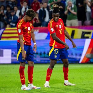 Gustavo Hofman Instagram - No próximo dia 12, Nico Williams completará 22 anos. No dia seguinte, Lamine Yamal fará 17. Os dois jovens são o diferencial de uma nova seleção espanhola.

Classificada para as quartas de final da Euro após quatro vitórias em quatro jogos, a Espanha terá a Alemanha pela frente. São os dois melhores times do torneio até aqui.

Nico e Lamine deram ao time do técnico Luis de la Fuente amplitude na fase ofensiva, força no 1x1 e verticalidade. A posse de bola alta e o grande número de troca de passes permanecem (apesar da variação apresentada contra a Croácia), mas agora com maior objetividade quanto o time tem a bola.

Depois dessa Euro o assédio sobre Nico Williams vai aumentar muito. É um atacante que está pronto para causar impacto em qualquer clube do mundo. Considerando o mercado atual, certamente propostas da Premier League devem surgir.

Já Lamine Yamal é um diamante a ser lapidado. Sua margem de crescimento e maturação ainda é muito grande. E mesmo assim já é um dos destaques da Euro.

Com o equilíbrio tático necessário, o ótimo nível de jogo de Rodri e Fabián Ruiz e a segurança defensiva apresentada até aqui (grande temporada de Dani Carvajal), a Espanha se tornou um time muito forte, onde os dois jovens atacantes se destacam.