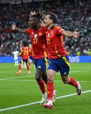 Gustavo Hofman Instagram - Nico Williams, do Athletic Club, e Mikel Oyarzabal, da Real Sociedad, marcaram os gols da Espanha na final da @euro2024 contra a Inglaterra. Ao todo, seis jogadores dos dois clubes estiveram em campo em Berlim. Tudo isso diz muito sobre a força dos times bascos e a qualidade de LaLiga. #españa #laliga #euskadi