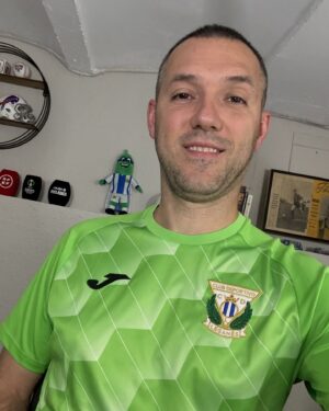 Gustavo Hofman Instagram - No meu estúdio caseiro com a camisa do Leganés e a presença do Super Pepino! Lega na primeira divisão, em Butarque estaremos na próxima temporada. Valeu, @jomasportbr!